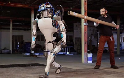 Робот Atlas делает сальто назад